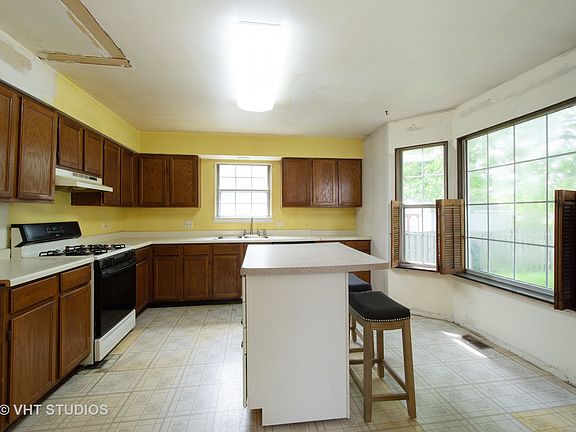 3rd image of 600 Eastport Ct