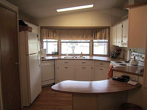 3rd image of 2361 Lakeside Dr