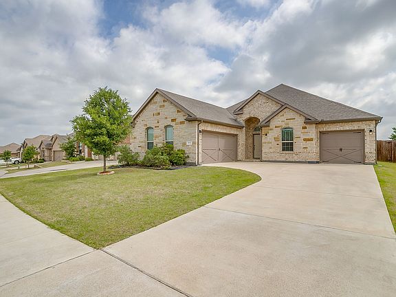 3rd image of 912 Bailey Ln