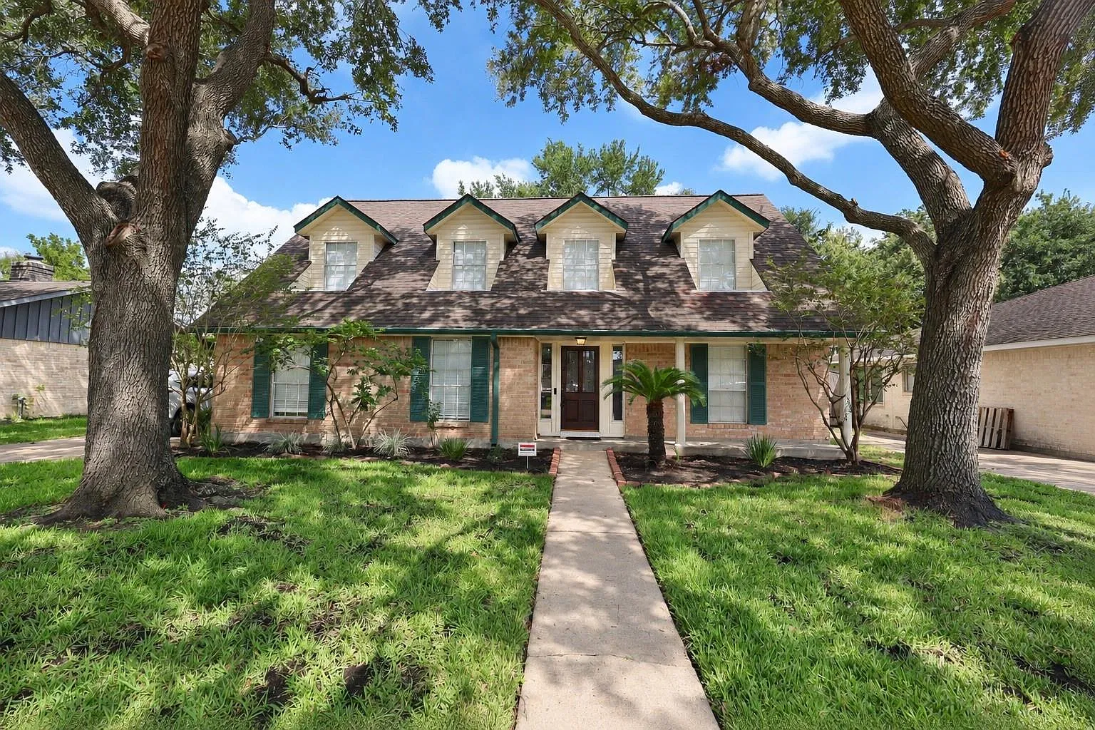 4 bed, 2.0 bath, 2511 sqft, $2,400 — Photo 1