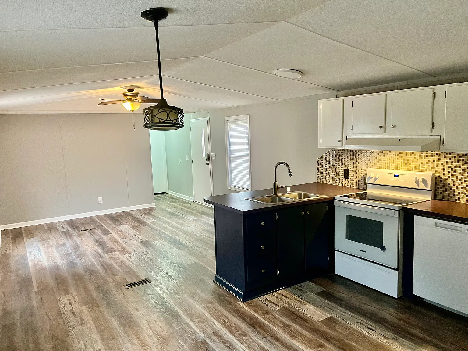 3 bed, 980 sqft, $1,350 — Photo 3