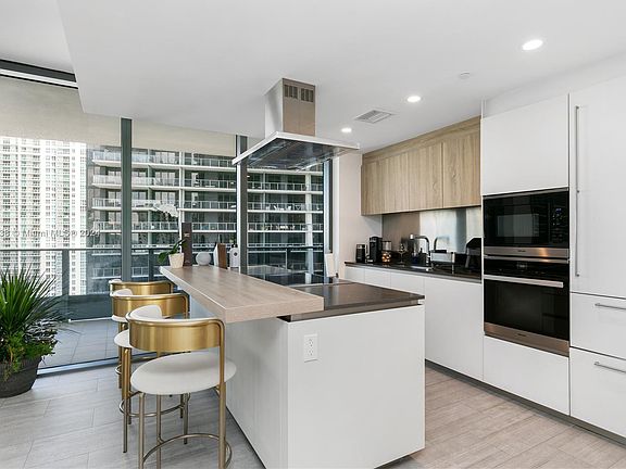 3rd image of 1000 Brickell Plz #2815