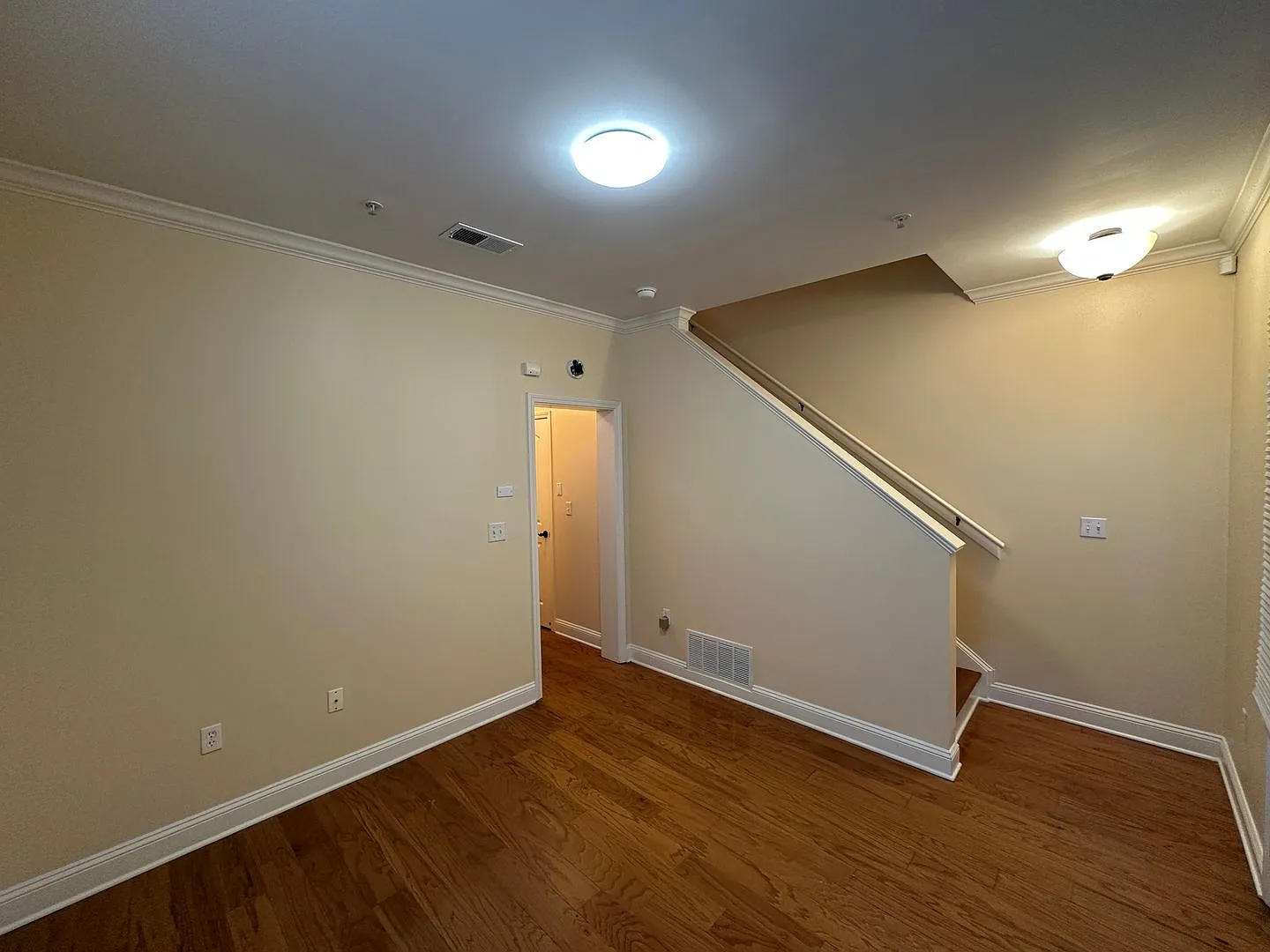 Gated Downtown Memphis Living in a Convenient Location. Pets are welcome with owner's approval. — Photo 3