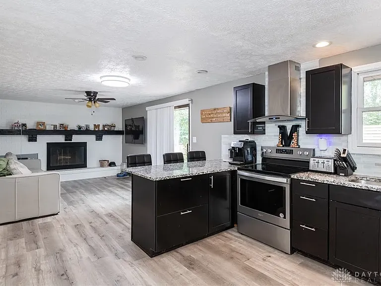 2401 Kewanna Ln — Photo 9