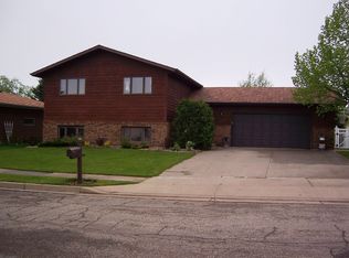 1204 Johns Dr NE, Mandan, ND 58554