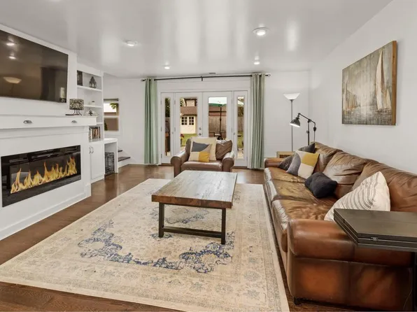 1026 East Henry Clay STREET, Whitefish Bay, WI 53217