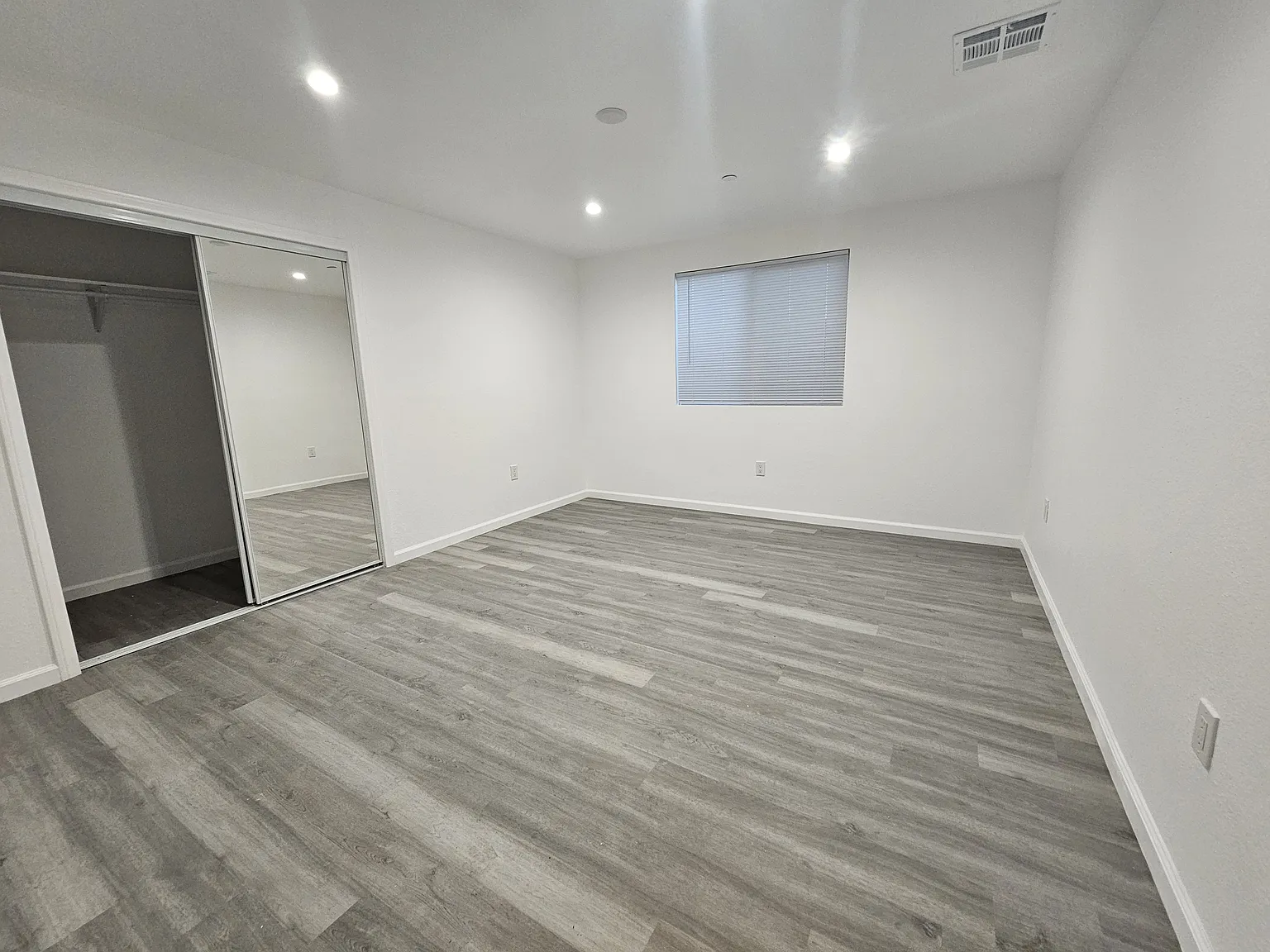 3 bed, 1000 sqft, $3,150 — Photo 3