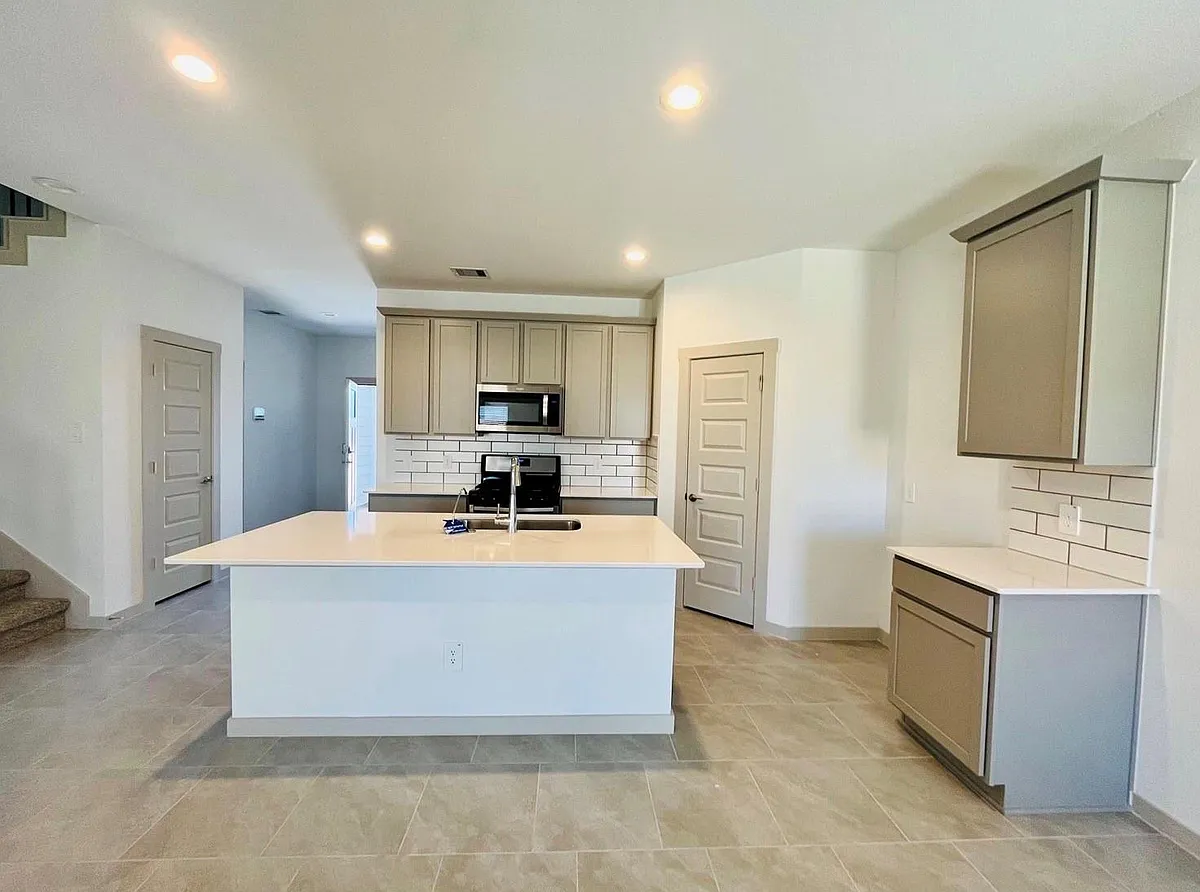 Building Photo - 3322 Silverton Dr