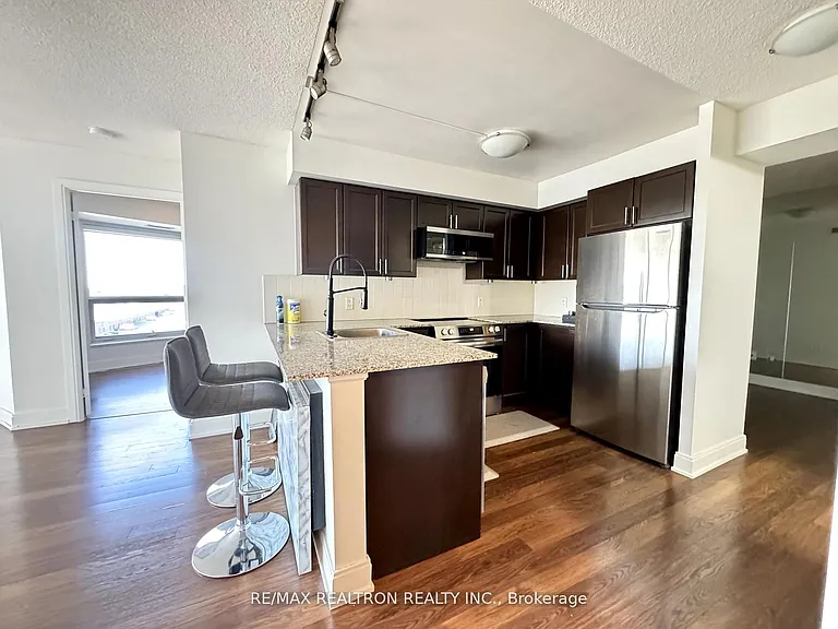 135 Village Green Sq #824 — Photo 3