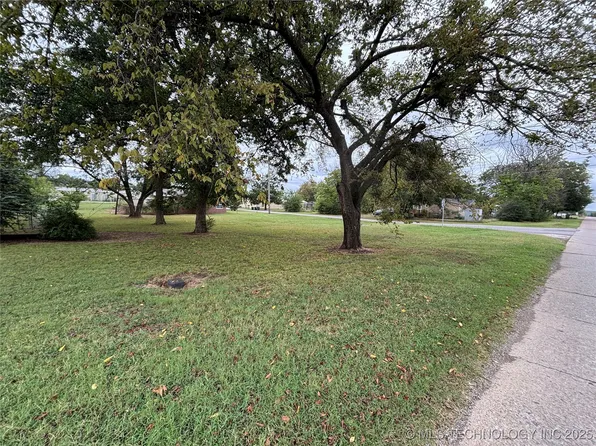 110 W Bryan Ave, Calera, OK 74730