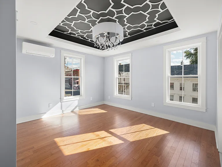 526 State St — Photo 22