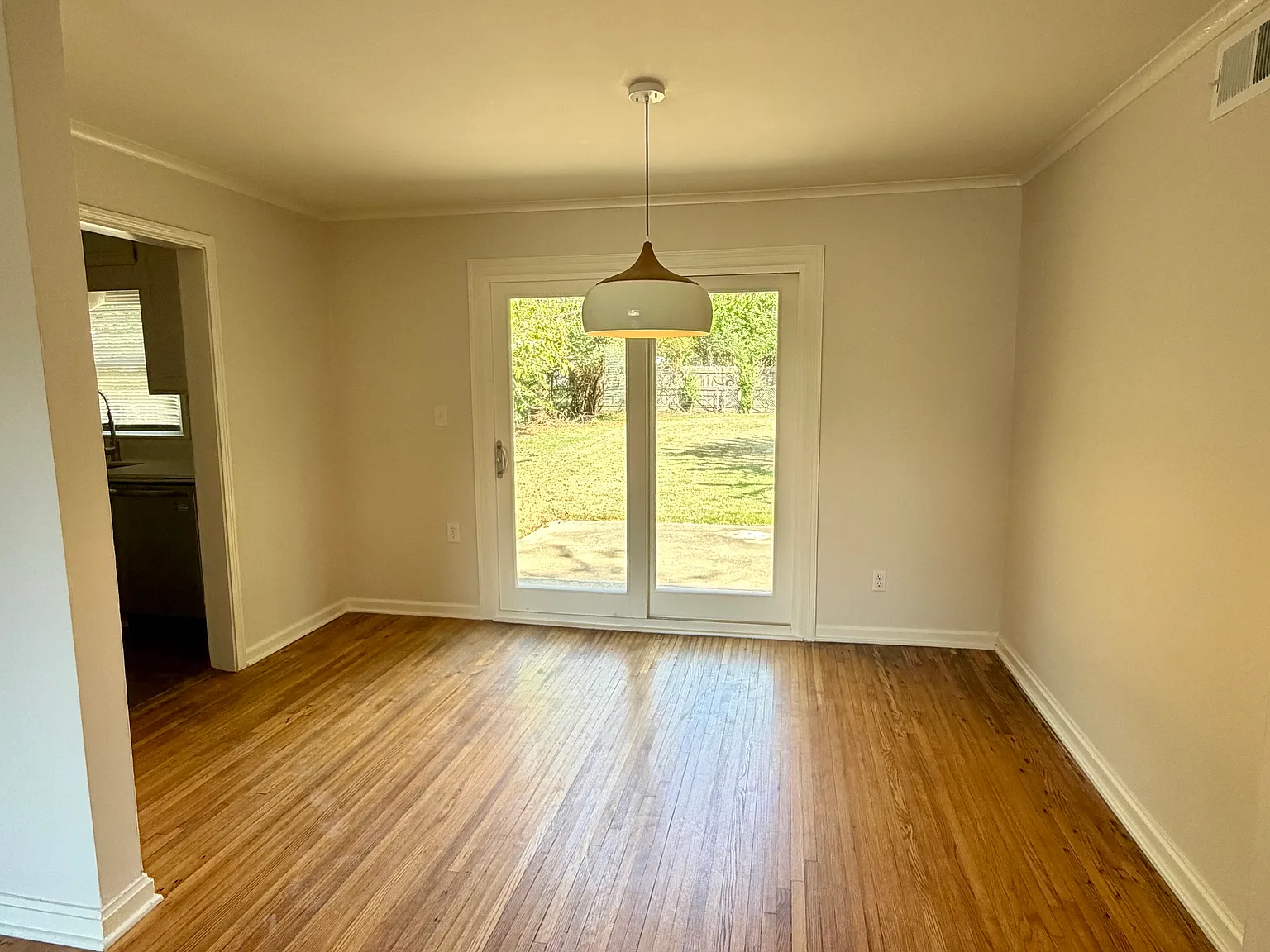 3 bed, 1040 sqft, $1,750 — Photo 3