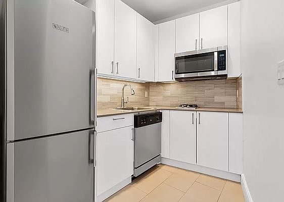 5th image of 110 Greenwich St #1S
