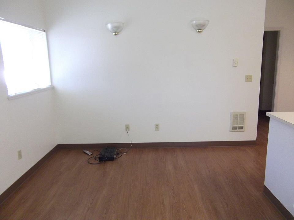 2nd image of 105 37th St APT 9