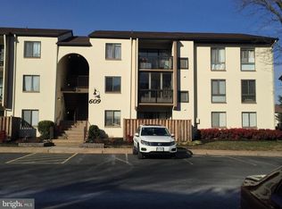 609 Center St APT 103, Herndon, VA 20170