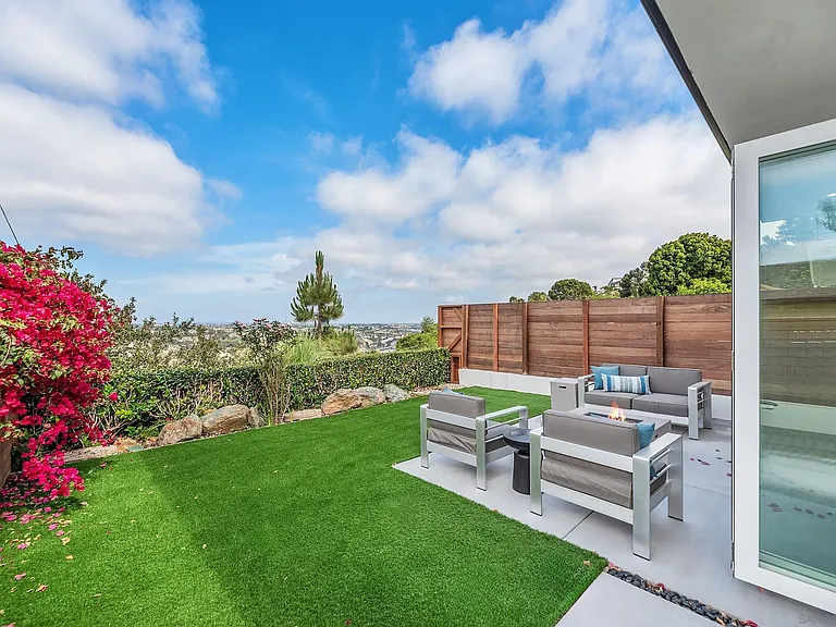 5830 Desert View Dr — Photo 5