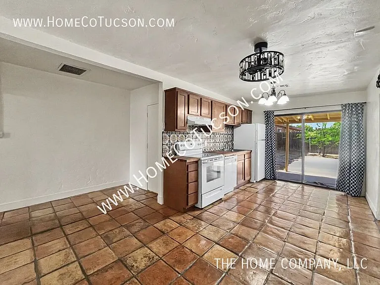 4564 E Seneca St — Photo 13