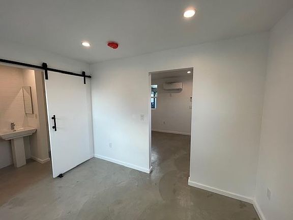 5th image of 10459 Ilex Ave