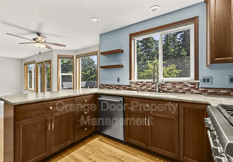 5204 Ridge Dr NE — Photo 7