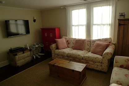 5th image of 380 Hill St