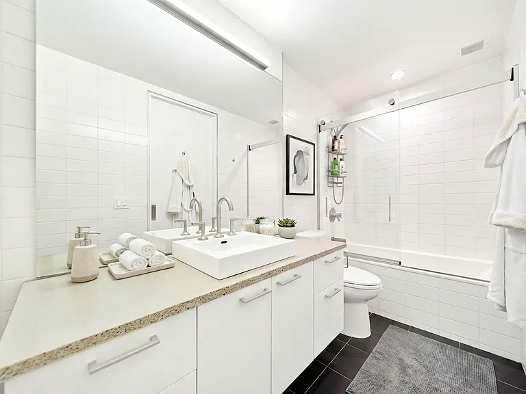 200 E 11th St #402A — Photo 7