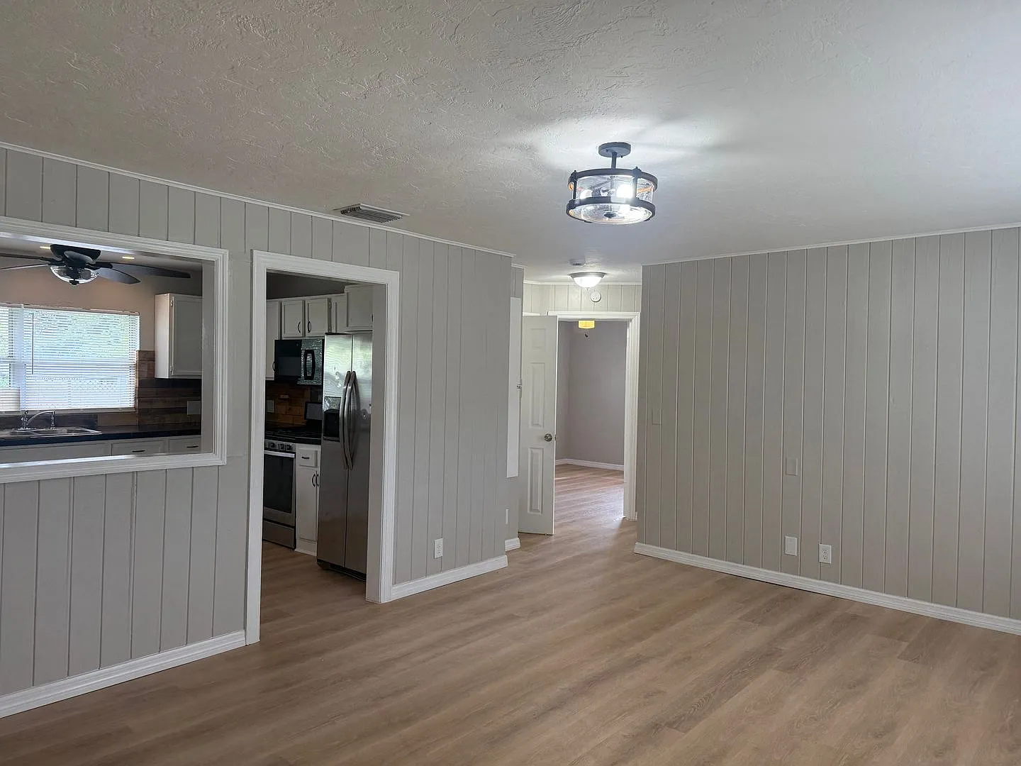 2 Bedroom Home in the Heart of Bradenton — Photo 3
