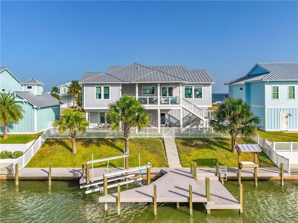 1010 Grand Cayman Ct, Rockport, TX 78382