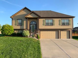 827 SW 35th Ter, Lees Summit, MO 64082