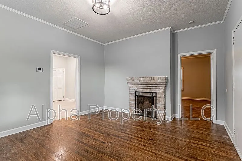 2 bed, 1.0 bath, 1100 sqft, $1,595 — Photo 2