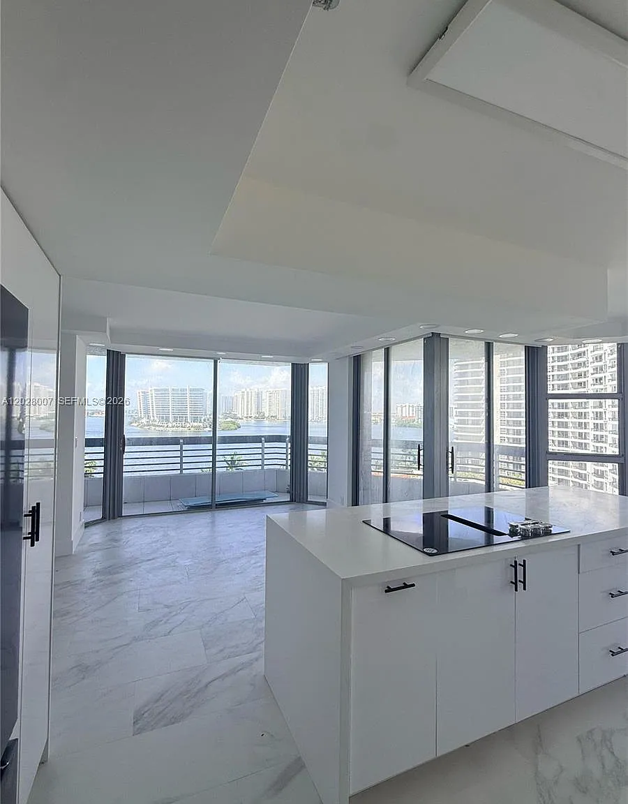 Mystic Pointe Condo No Th — Photo 4