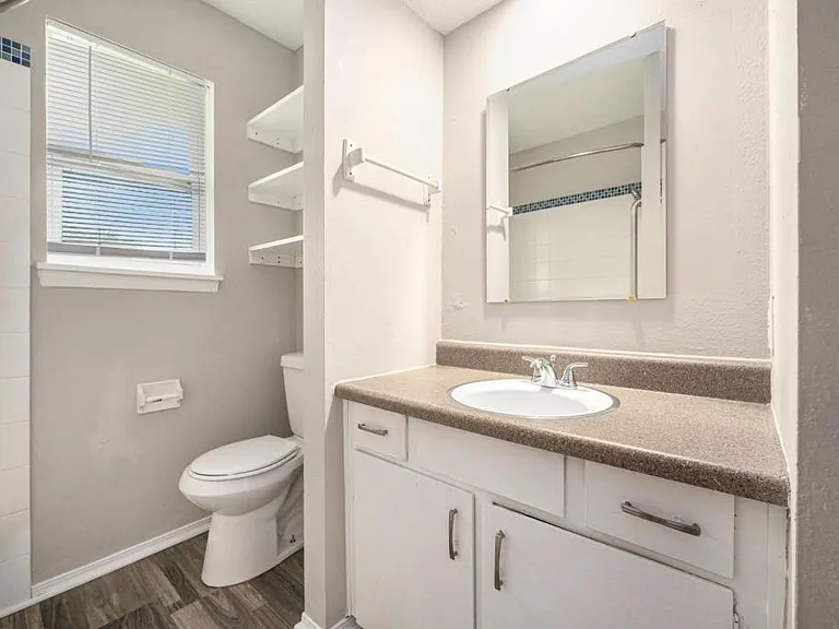 221 N Oak St — Photo 10