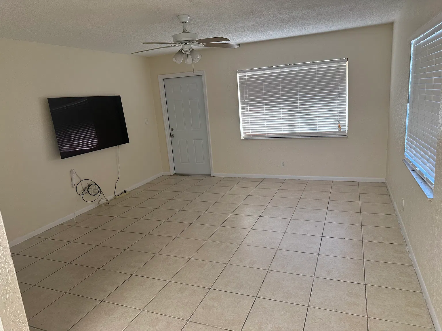 2 bed, 1982 sqft, $1,700 — Photo 1
