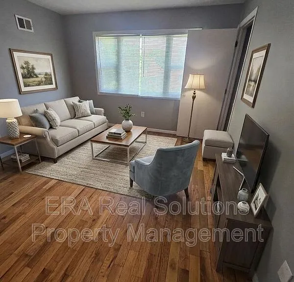 977 13th Ave — Photo 1