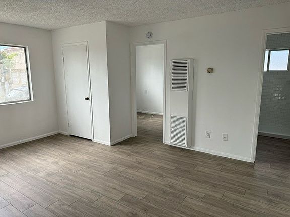 3rd image of 4006 Ingraham St #5