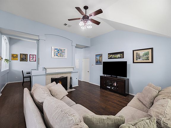 5th image of 112 Brookshore Dr