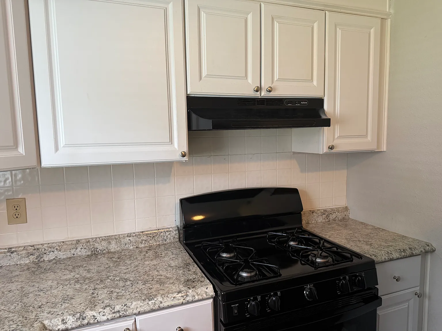 2 bed, 1.5 bath, 925 sqft, $1,149 — Photo 2