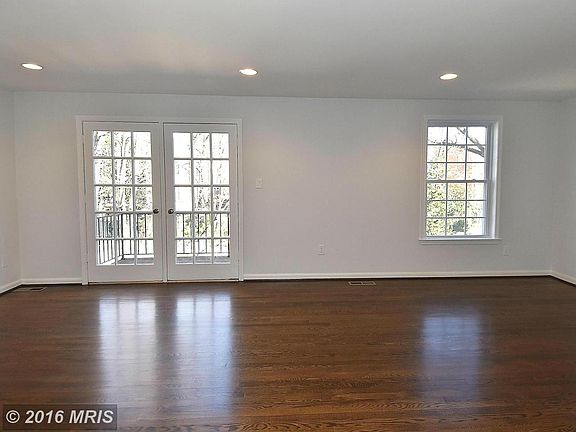 3rd image of 206 Garden Ct