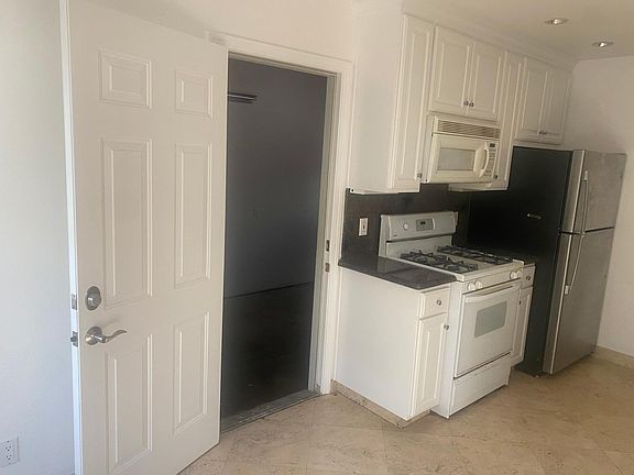 4th image of 852 Park Dr APT B
