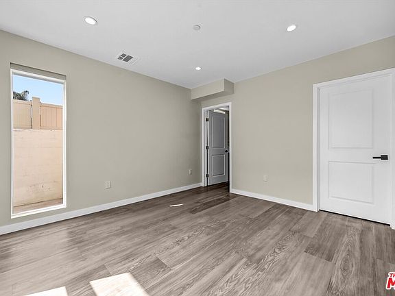 3rd image of 1305 N Sycamore Ave #1/4