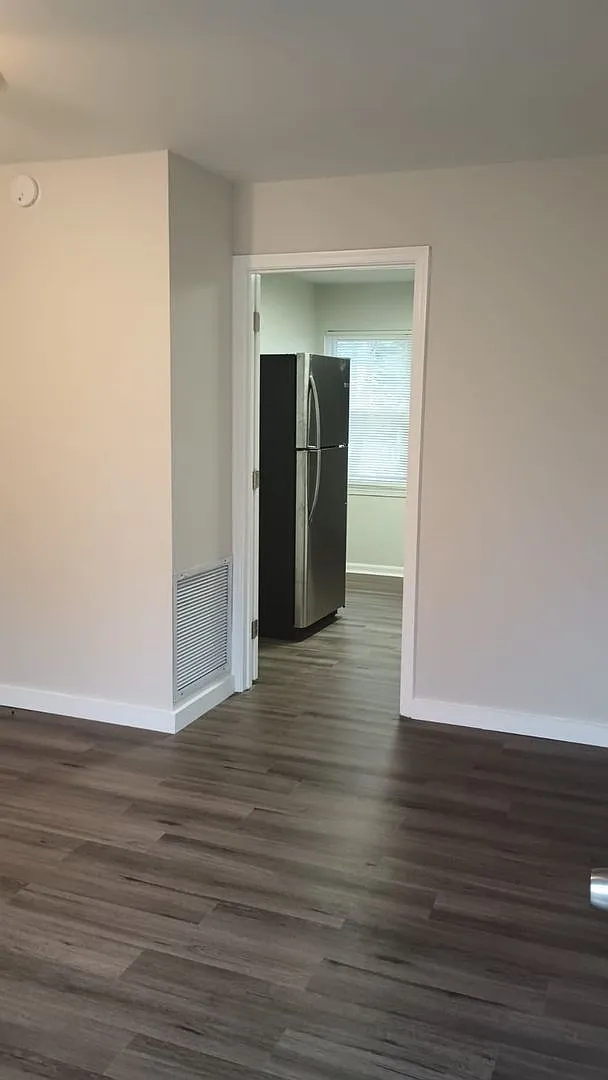 2 bed, 1.0 bath, 721 sqft, $1,300 — Photo 2