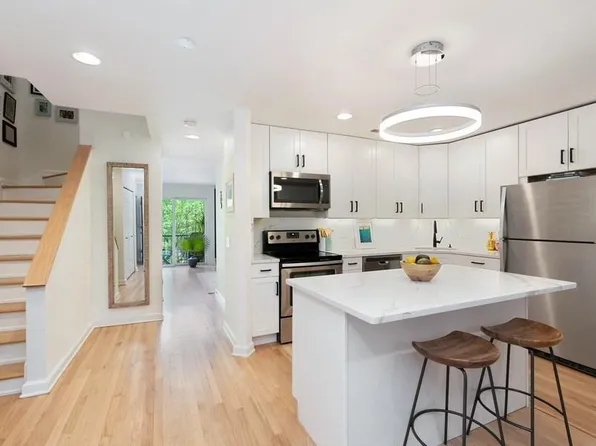 1330 N Lasalle St #305, Chicago, IL 60610