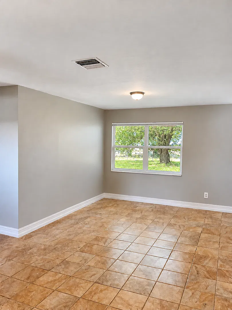 Charming 2 Bedroom, 2 Bathroom Home with Covered Patio & Spacious Backyard! — Photo 3