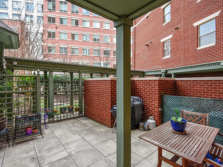 2105 Jamieson Ave — Photo 9