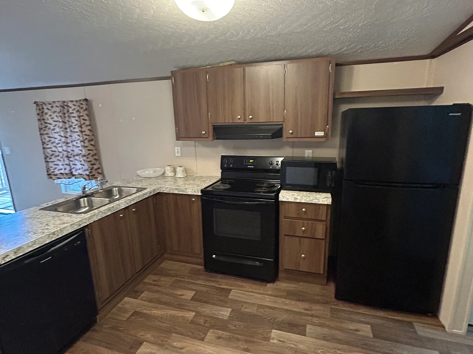 3 bed, 1000 sqft, $1,200 — Photo 3