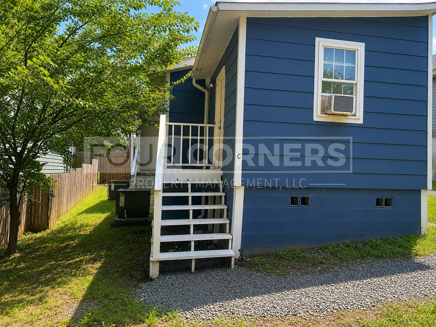 Maple Street Triplex Apartments — Photo 3