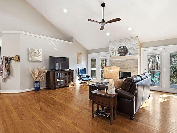 4th image of 2024 Hillyridge Ct