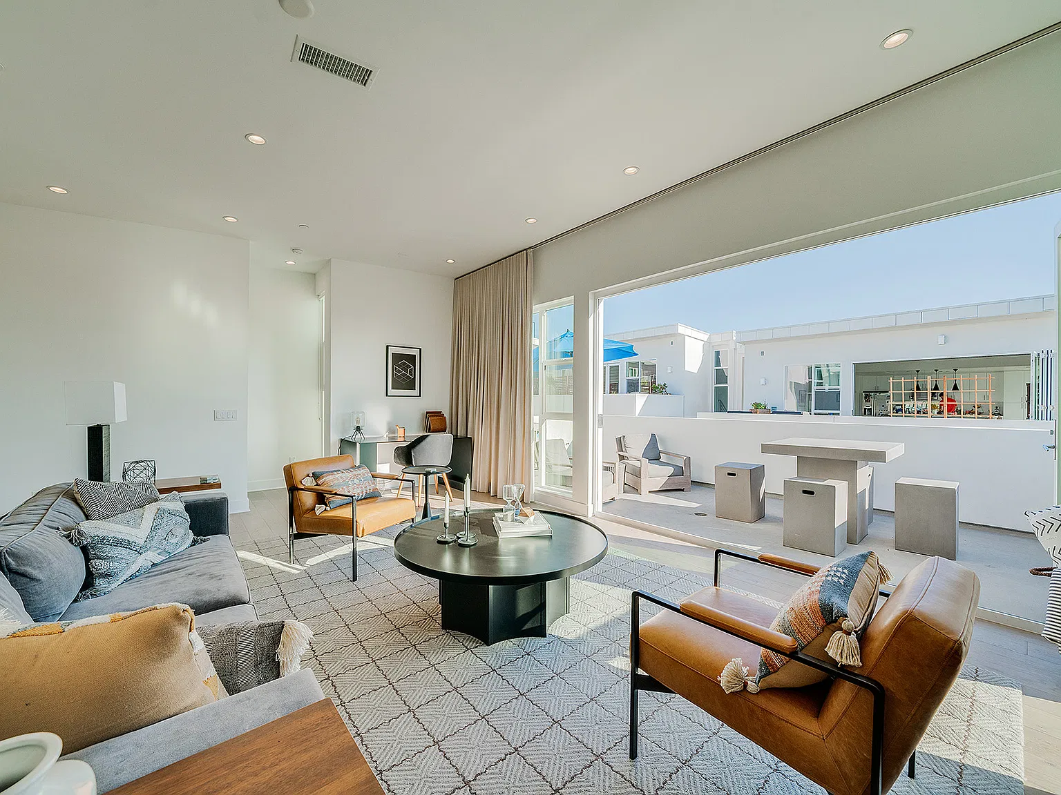 3 bed, 3.5 bath, 2000 sqft, $7,400 — Photo 1