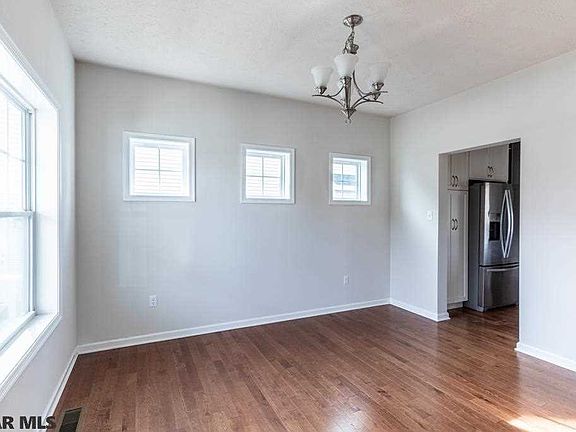 4th image of 1722 Woodledge Dr