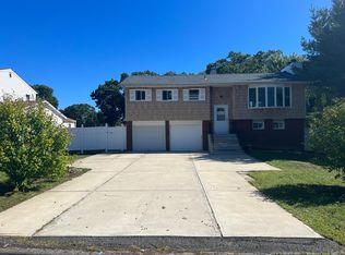 1865 Louis Kossuth Ave, Ronkonkoma, NY 11779