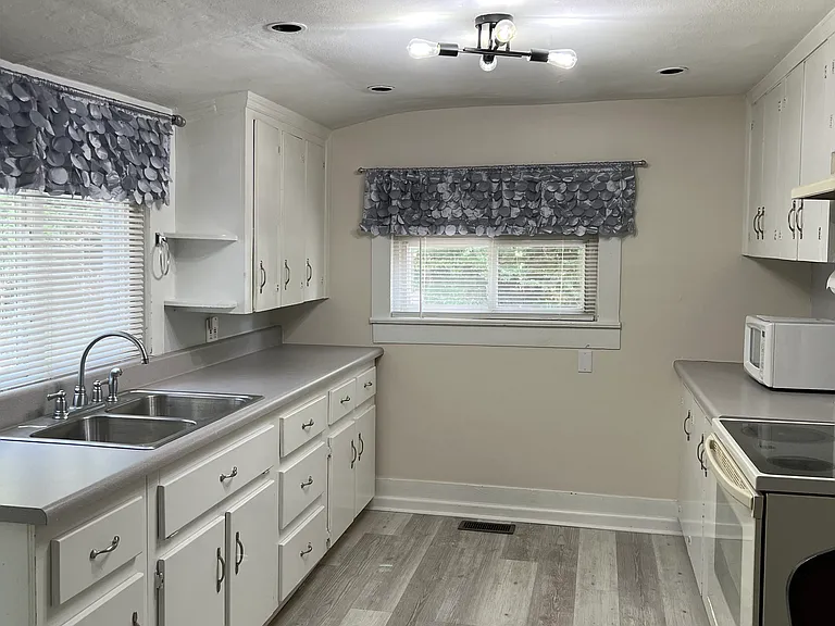 122 Harmon Ave #B — Photo 3